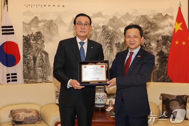 노동진 수협중앙회장(왼쪽)과 다이빙 주한중국대사(수협중앙회 제공)
