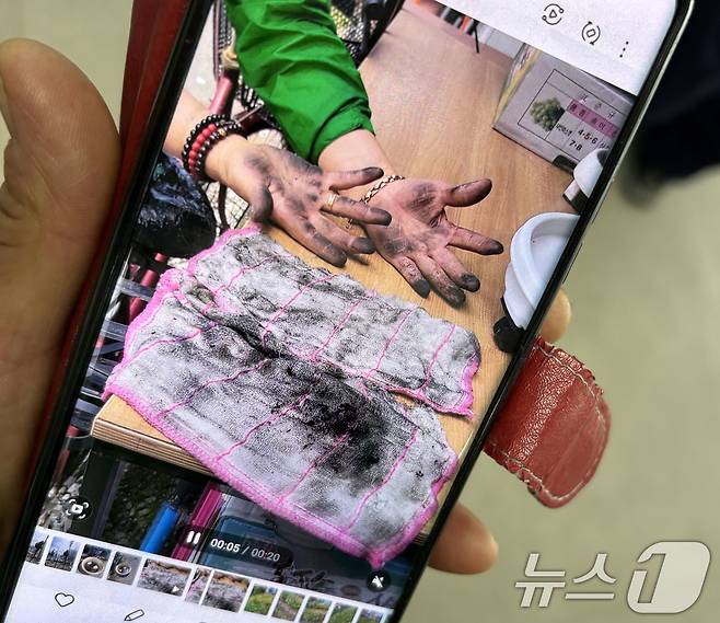 20일 오전 광주 광산구 소촌동 화재가 발생한 금호타이어 광주공장 정문 앞 식당 주인이 분진 가루를 닦은 후 찍은 사진을 보여주고 있다. ⓒ News1 박지현 기자