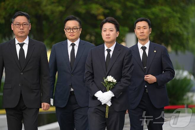 이준석 개혁신당 대통령 후보가 고 노무현 전 대통령 16주기인 23일 오전 경남 김해시 봉하마을 노 전 대통령 묘역을 찾아 참배하고 있다. (개혁신당 제공, 재판매 및 DB 금지) 2025.5.23/뉴스1