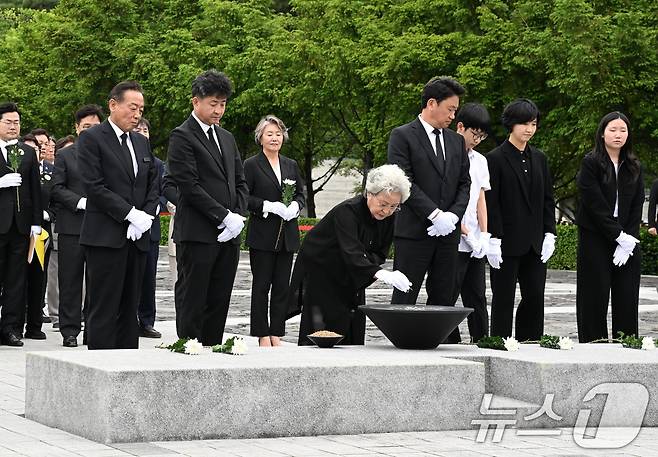 권양숙 여사가 23일 오후 경남 김해시 봉하마을에서 열린 고 노무현 전 대통령 16주기 추도식에 분향하고 있다. (공동취재) 2025.5.23/뉴스1 ⓒ News1 이재명 기자