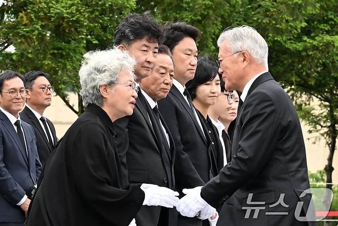 문재인 전 대통령이 23일 오후 경남 김해시 봉하마을에서 열린 고 노무현 전 대통령 16주기 추도식에 분향한 후 권양숙 여사를 위로하고 있다. (공동취재) 2025.5.23/뉴스1 ⓒ News1 이재명 기자