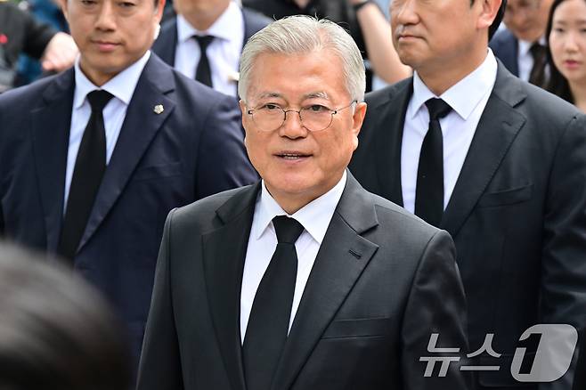 문재인 전 대통령이 23일 오후 경남 김해시 봉하마을에서 열린 고 노무현 전 대통령 16주기 추도식에 참석하고 있다. (공동취재) 2025.5.23/뉴스1 ⓒ News1 이재명 기자