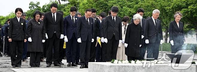 문재인 전 대통령과 권양숙 여사가 23일 오후 경남 김해시 봉하마을에서 열린 고 노무현 전 대통령 16주기 추도식에서 묵념을 하고 있다. (공동취재) 2025.5.23/뉴스1 ⓒ News1 이재명 기자