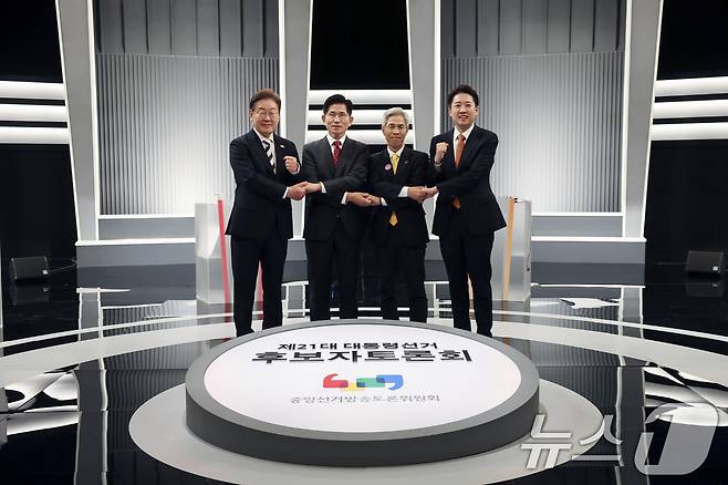 이재명 더불어민주당(왼쪽부터), 김문수 국민의힘, 이준석 개혁신당, 권영국 민주노동당 대통령 후보가 23일 서울 영등포구 KBS본관 스튜디오에서 중앙선거방송토론위원회 주관 제21대 대통령선거 2차 후보자 토론회 시작에 앞서 기념 촬영을 하고 있다. 2025.5.23/뉴스1 ⓒ News1 국회사진기자단