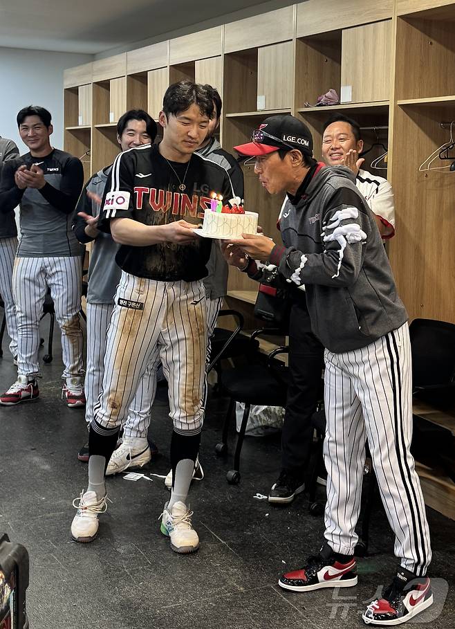 23일 인천 SSG랜더스필드에서 열린 SSG 랜더스와의 경기에서 3대2 승리를 거두며 역대 12번째 통산 600승을 달성한 염경엽 LG 트윈스 감독이 선수들이 마련한 축하 케이크의 초를 끄고 있다. (LG 트윈스 제공, 재판매 및 DB금지) 2025.5.23/뉴스1 ⓒ News1 김진환 기자