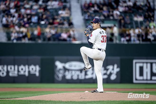 롯데 이민석이 22일 부산 사직구장에서 열린 2025 KBO리그 정규시즌 LG전 선발 등판해 역투하고 있다. 사진 | 롯데 자이언츠