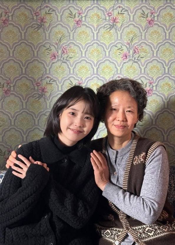 아이유, 배우 오민애. 사진|SNS