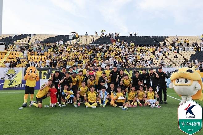 전남 선수단이 청주전에서 승리한 뒤 단체 사진을 촬영하고 있다. 사진 | 한국프로축구연맹