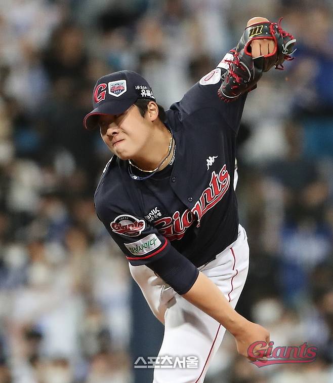 롯데 이민석이 2022년 9월8일 열린 삼성전서 역투하고 있다. 이날 이민석은 자신의 KBO리그 첫 승을 올렸다. 구원승이다. 사진 | 롯데 자이언츠