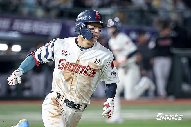 롯데 장두성이 22일 부산 사직구장에서 열린 2025 KBO리그 정규시즌 LG전서 안타를 친 후 출루하고 있다. 사진 | 롯데 자이언츠