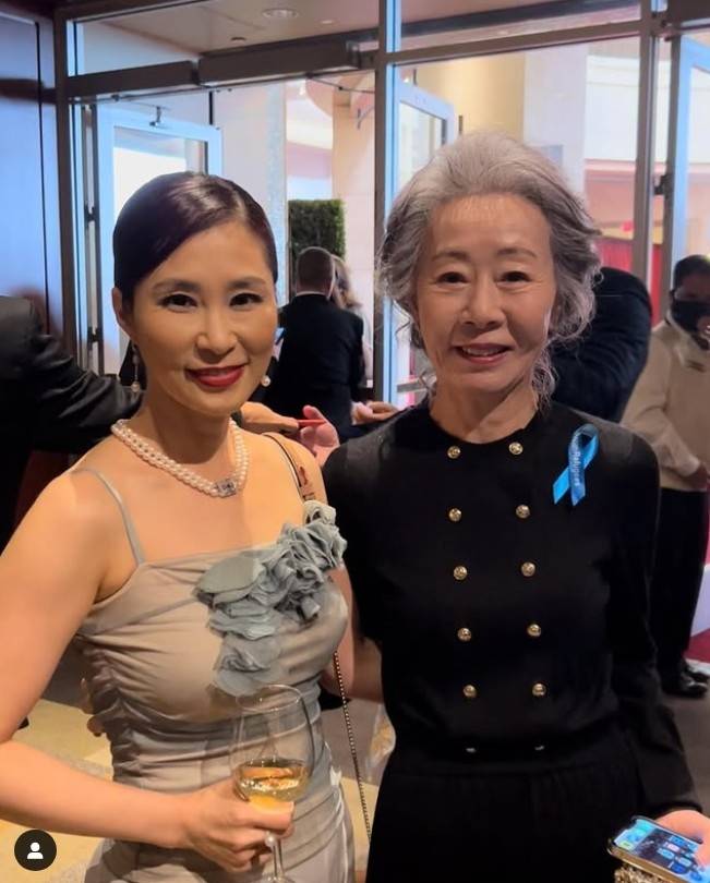 오스카 시상식에서 만난 윤여정 선생과 다이아나 최. 출처|SNS