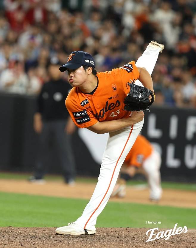 한화 정우주가 17일 대전 한화생명 볼파크에서 열린 2025 KBO리그 SSG와 더블헤더 2차전에서 역투하고 있다. 사진 | 한화 이글스