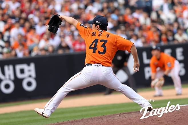 한화 정우주가 18일 대전 한화생명 볼파크에서 열린 2025 KBO리그 SSG와 경기에서 힘차게 공을 던지고 있다. 사진 | 한화 이글스