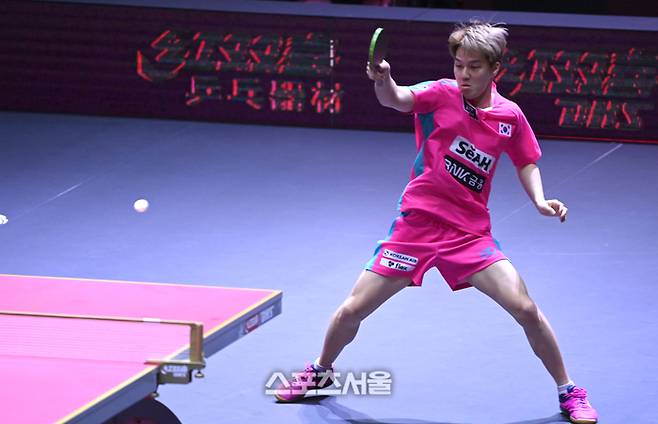 안재현이 21일(현지시간) 카타르 도하 루사일 아레나에서 열린 2025 국제탁구연맹(ITTF) 세계선수권대회 남자단식 32강 대만 린옌췬과 경기를 펼치고 있다. 2025. 5. 21.  도하(카타르) | 최승섭기자 thunder@sportsseoul.com