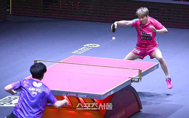 안재현이 21일(현지시간) 카타르 도하 루사일 아레나에서 열린 2025 국제탁구연맹(ITTF) 세계선수권대회 남자단식 32강 대만 린옌췬과 경기를 펼치고 있다. 2025. 5. 21.  도하(카타르) | 최승섭기자 thunder@sportsseoul.com