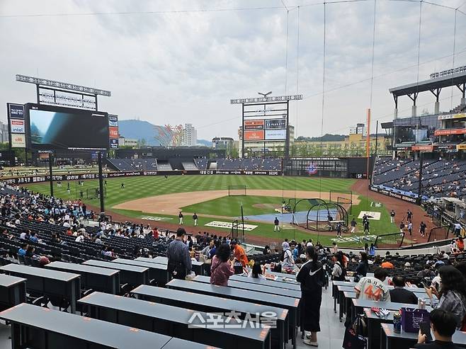 23일 대전 한화생명 이글스파크에서 열린 2025 KBO리그 정규시즌 롯데와 한화의 경기가 열린 가운데 경기 전 일찌감치 팬들이 야구장에 입장해 선수단 훈련을 지켜보고 있다. 대전 | 김동영 기자 raining99@sportsseoul.com