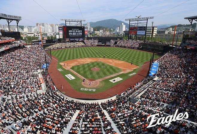 18일 대전 한화생명 볼파크에서 열린 2025 KBO리그 정규시즌 SSG와 한화의 경기가 매진됐다. 18경기 연속 매진 신기록이다. 23일 롯데-한화전이 열렸고, 이 경기 역시 만원사례를 기록했다. 19경기 연속으로 신기록 숫자를 더 늘렸다. 사진 | 한화 이글스