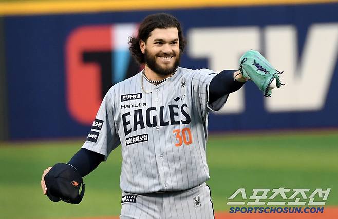 선발 7연승을 달리던 한화 선발 폰세는 여유 넘치는 표정으로 마운드에 올랐다.