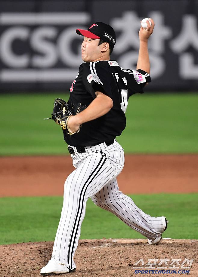 21일 부산 사직야구장에서 열린 KBO리그 롯데와 LG의 경기. 투구하고 있는 LG 성동현. 부산=송정헌 기자songs@sportschosun.com/2025.05.21/