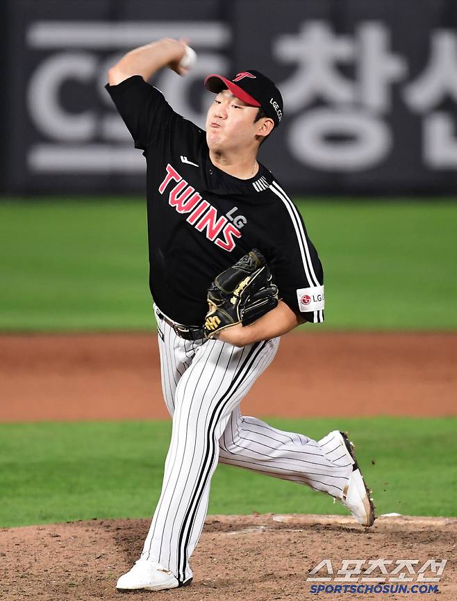 21일 부산 사직야구장에서 열린 KBO리그 롯데와 LG의 경기. 투구하고 있는 LG 성동현. 부산=송정헌 기자songs@sportschosun.com/2025.05.21/