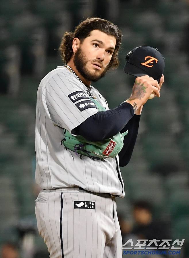 22일 울산 문수야구장에서 열린 NC 다이노스와 한화 이글스의 경기. 한화 폰세가 피치컴을 점검하고 있다. 울산=박재만 기자 pjm@sportschosun.com/2025.05.22/