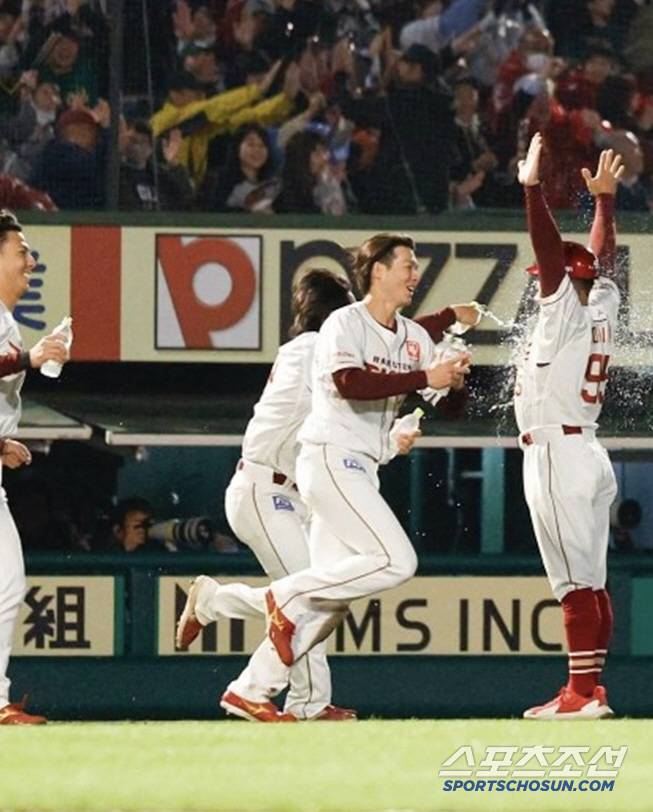 라쿠텐은 22일 세이부전 9회말 루키 무네야마가 끝내기 안타로 터트려 2대1로 이겼다. 사진캡처=라쿠텐 이글스 SNS