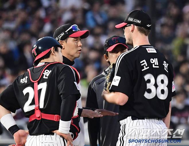 22일 부산 사직야구장에서 열린 KBO리그 롯데와 LG의 경기. 1회부터 실점을 허용한 LG 선발 코엔윈. 부산=송정헌 기자songs@sportschosun.com/2025.05.22/