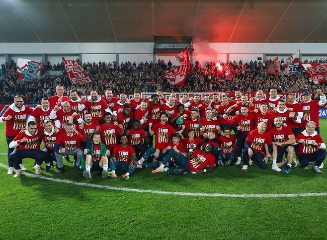 즈베즈다 우승샷, 설영우는 센터에 자리하고 있다. 출처=츠르베나즈베즈다 SNS 캡쳐