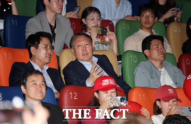 6·3 대선을 불과 열흘 앞두고, 윤석열 전 대통령이 '부정선거' 관련 다큐멘터리 관람하면서 대선판이 요동치고 있다. 사진은 윤석열 전 대통령이 지난 21일 오전 서울 메가박스 동대문에서 영화 ‘부정선거, 신의 작품인가’ 관람하는 모습. 왼쪽부터 이영돈PD, 윤 전 대통령, 전한길 전 역사강사. /서예원 기자