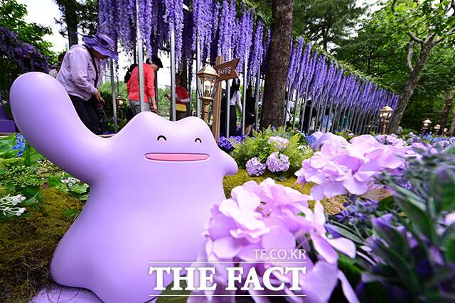 2025 서울국제정원박람회 개막 첫 날인 22일 오후 서울 동작구 보라매공원에서 시민들이 '포켓몬 메타몽 가든'을 둘러보고 있다. /남윤호 기자