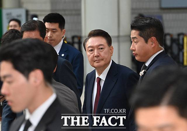 경찰청 국가수사본부 비상계엄 특별수사단(특수단)은 "윤석열 전 대통령 등이 사용한 비화폰, 업무폰 등을 압수 및 임의제출 받아 확보했다"며 "윤 전 대통령, 박종준 전 경호처장, 김성훈 전 경호처 차장 등의 특수공무집행방해 등 혐의와 관련해 비화폰 서버 기록도 임의제출 받았다"고 23일 밝혔다. /사진공동취재단