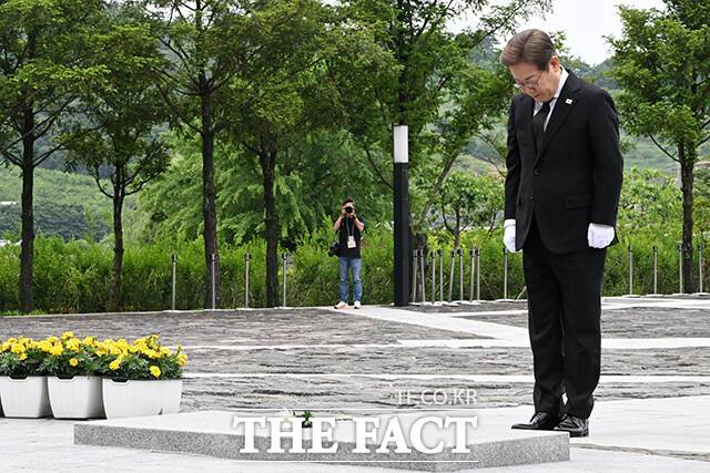 노무현 전 대통령 서거 16주기인 23일 오전 경남 김해시 봉하마을을 찾은 이재명 더불어민주당 대선 후보가 노 전 대통령 묘역을 참배하고 있다. /김해=배정한 기자