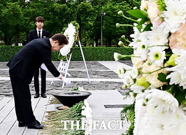 고 노무현 전 대통령 묘역 참배하는 이재명 후보.