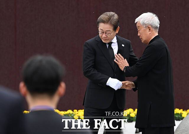 배우 명계남과 인사하는 이재명 후보.