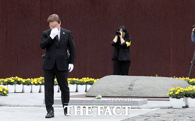 이재명 더불어민주당 대통령 후보가 고 노무현 전 대통령의 서거 16주기를 맞아 봉하마을을 찾았다. 이 후보가 노 전 대통령 묘역을 참배한 뒤 눈물을 흘리고 있다. /김해=배정한 기자