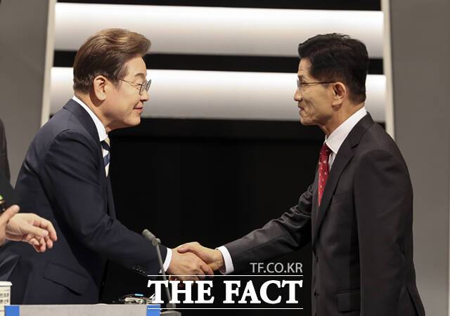 이재명 더불어민주당 대선후보(왼쪽)와 김문수 국민의힘 대선후보가 23일 서울 영등포구 여의도 KBS 스튜디오에서 열린 중앙선거방송토론위원회 주관 제21대 대통령선거 후보자 토론회에 침삭헤 인사를 나누고 있다. /국회사진기자단