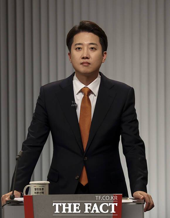 이준석 개혁신당 대선 후보가 "나라를 엉망으로 만드는 데 공동의 책임이 있는 사람들이 빨강 파랑으로 옷색깔만 다르게 입고 나타나 서로 권력을 다투는 염치없는 세상"이라며 이재명 더불어민주당 후보와 김문수 국민의힘 후보를 싸잡아 비판했다. 이 후보가 23일 서울 영등포구 여의도 KBS 스튜디오에서 열린 대선 후보 토론회에 참석해 준비를 하고 있다. /국회사진기자단