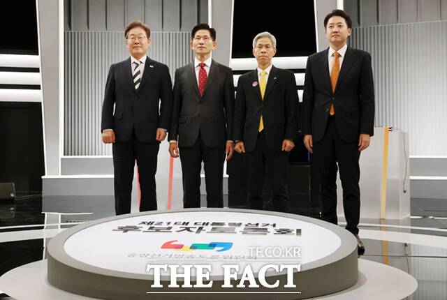 23일 서울 영등포구 KBS본관 스튜디오에서 열린 중앙선거방송토론위원회 주관 제21대 대통령선거 2차 후보자토론회 시작에 앞서 이재명 더불어민주당(왼쪽부터), 김문수 국민의힘, 이준석 개혁신당, 권영국 민주노동당 후보가 기념촬영을 하고 있다. /국회사진기자단