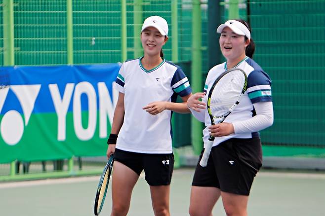 ITF 안동 국제대회 여자복식 준결승에서 득점 뒤 웃고 있는 한형주와 김은채(오른쪽)