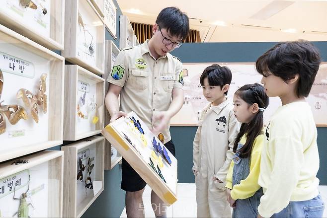 스타필드 고양에서 열린 여주곤충박물관의 팝업스토어 '신비한 곤충랜드(5/23~6/8)'에서 어린이 모델들이 도슨트 해설을 듣고 있다.&nbsp;