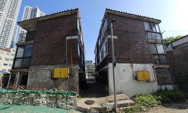 인천 미추홀구 일대 한 3층짜리 다세대 주택이 방치되고 있다. 윤동주 기자