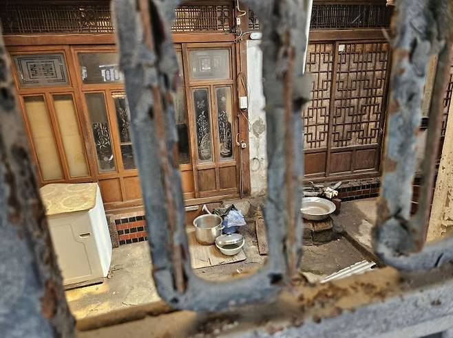 인천 미추홀구 주택가에 흉물스럽게 망가진 주택이 방치되고 있다. 윤동주 기자