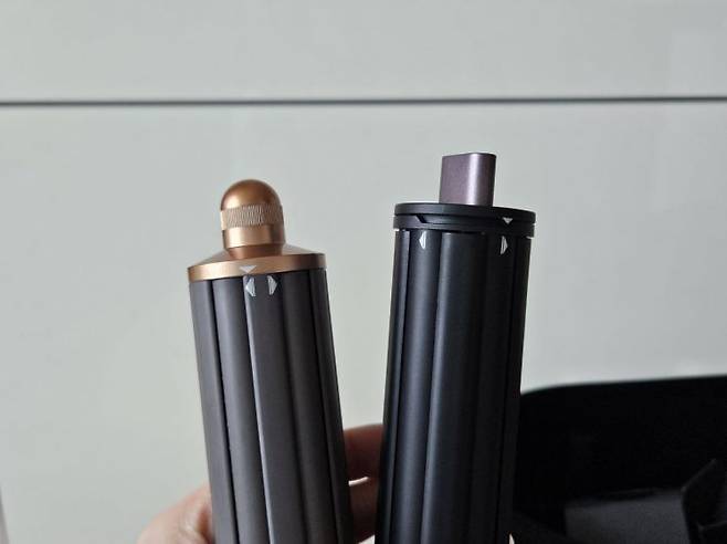 2022년 출시됐던 구형 에어랩인 '오리진 멀티 스타일러 앤 드라이어'(왼쪽)과 2025년형 신제품 '에어랩 코안다 2X 멀티 스타일러 앤 드라이어(오른쪽)' 제품의 40mm 컬링 배럴 모습 비교. 박준이 기자