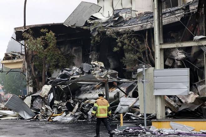 금호타이어 광주공장 화재 발생 사흘째인 19일 광주 광산구 금호타이어 2공장에서 소방대원이 화재 현장을 살피고 있다. 연합뉴스