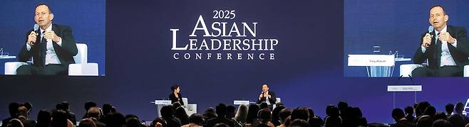 토니 애벗 전 호주 총리가 22일 서울 중구 신라호텔에서 열린 제16회 아시안리더십콘퍼런스(ALC)에서 '자유무역과 새 국수주의: 글로벌 무역 질서의 위기 속 우리가 가야 할 길은?'을 주제로 연설을 하고 있다. /장련성 기자