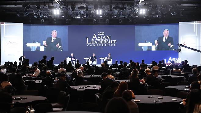 21일 서울 신라호텔에서 열린 제16회 아시안리더십콘퍼런스(ALC) '한미관계 미래 전략: 안보와 외교의 새로운 패러다임' 세션에서 커트 캠벨더 아시아 그룹 회장 겸 공동 창립자 및 전 국무부 부장관, 박태호법무법인 광장 국제통상연구원 원장 및 전 통상교섭본부장이 발표를 하고 있다. 사회자로는 짐 클랜시 전 CNN 앵커가 나섰다. /박성원 기자