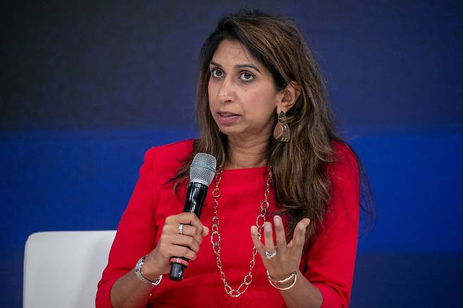 22일 오후 서울 중구 신라호텔에서 열린 2025 아시안리더십콘퍼런스에서 수엘라 브래버먼 전 영국 검찰총장이 '저출산 극복에 앞장선 두 장관들, 한국 저출산 문제 해법은?' 세션 토론자로 발언하고 있다. /장련성 기자