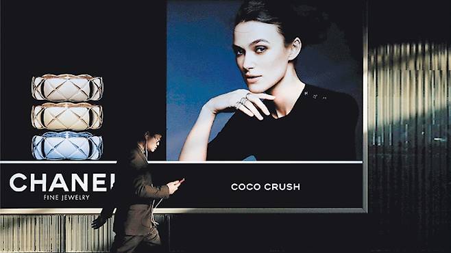 중국 베이징의 한 샤넬 매장 앞 모습. 프랑스 명품 기업 샤넬은 중국을 비롯한 아시아 시장에서 경기 침체가 이어지는 가운데 지난해 매출과 영업이익이 모두 감소했다. 샤넬의 매출과 영업이익이 모두 감소한 건 코로나 시기였던 2020년 이후 처음이다. /AP 연합뉴스