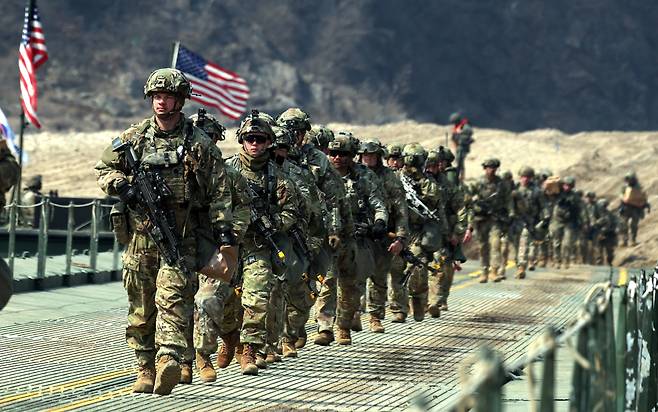 지난 3월 20일 경기 연천군 임진강 일대 석은소 훈련장에서 열린 한미 연합 제병협동 도하훈련을 마친 장병들이 연합부교를 건너고 있다. /조선일보 DB