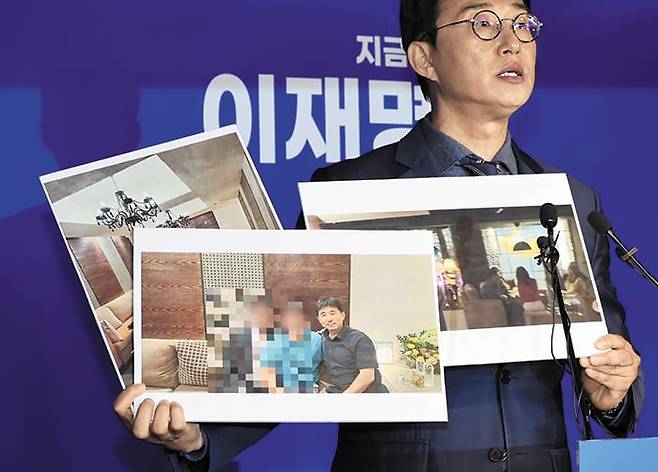 지난 19일 노종면 더불어민주당 대변인이 서울 여의도 당사에서 기자회견을 열고 지귀연 서울중앙지법 부장판사의 룸살롱 출입 의혹과 관련된 증거라면서 사진 3장을 들어 보이고 있다. /뉴스1